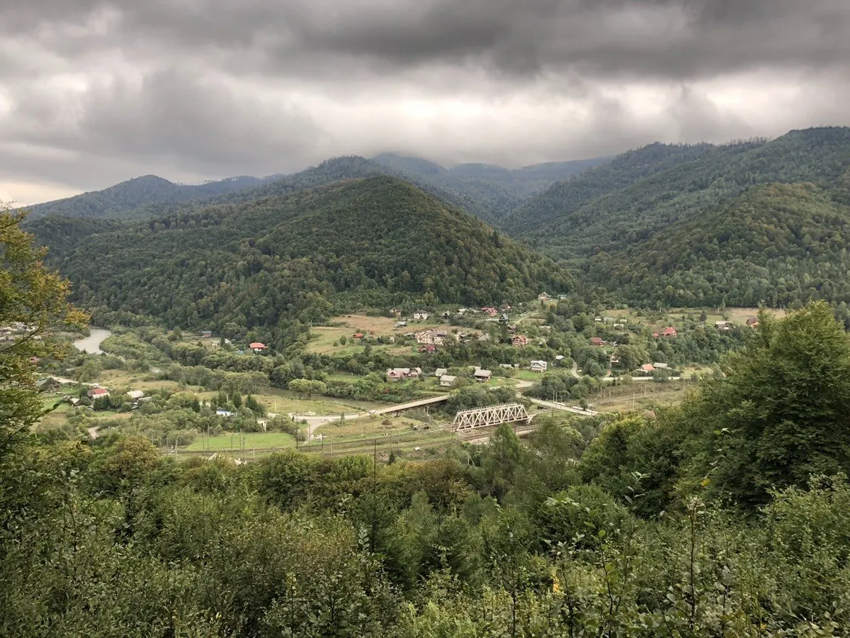 Долина Опору згори: село, міст, ліс на схилах