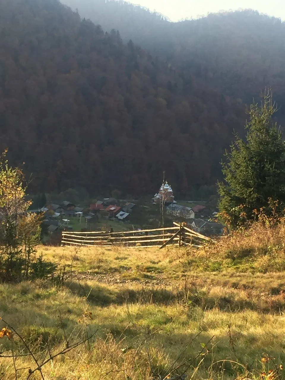 Гребенів восени, вдалині церква