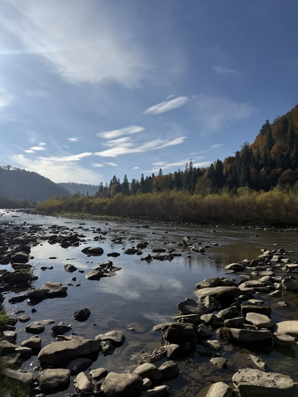 Річка Опір, каміння біля берега