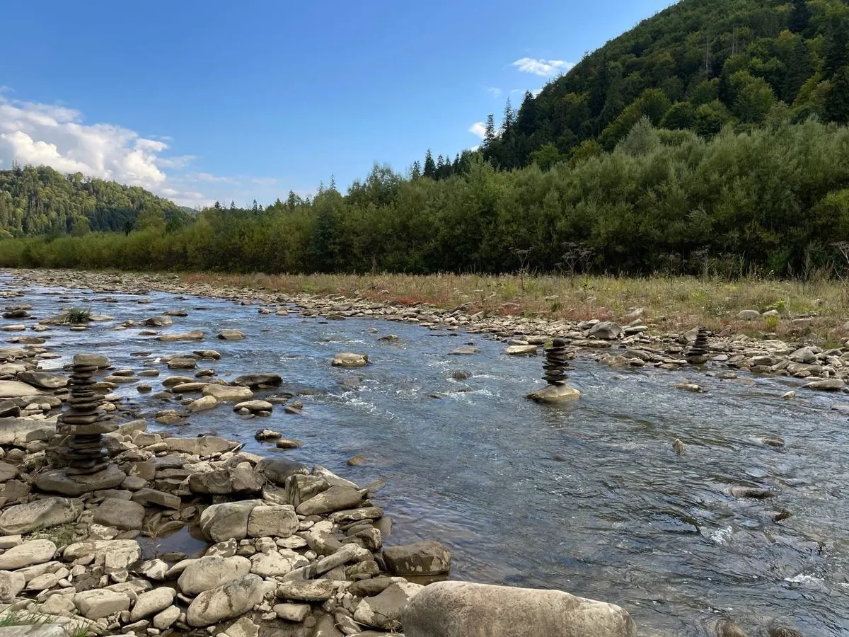 Гірська річка Опір з камінням, на якому складено пірамідки